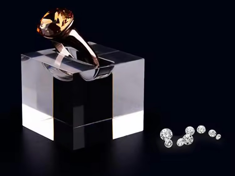 Create a luxury style with simple and transparent, and create a creative jewelry display